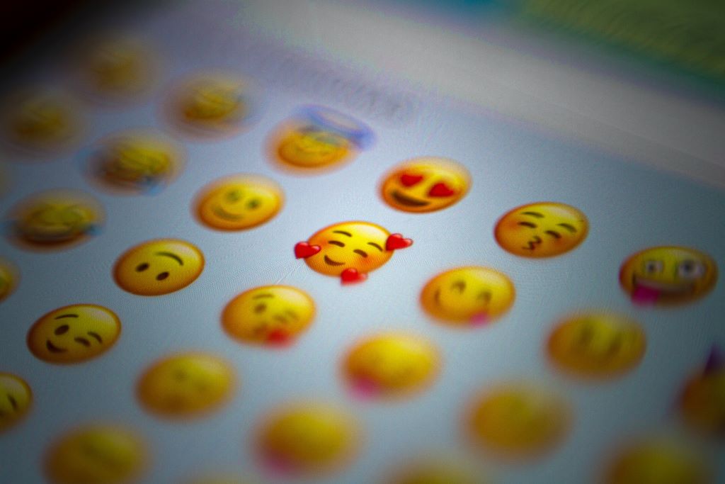😀 Światowy dzień emoji, czyli jak poprawić pracownikom humor za pomocą gadżetów